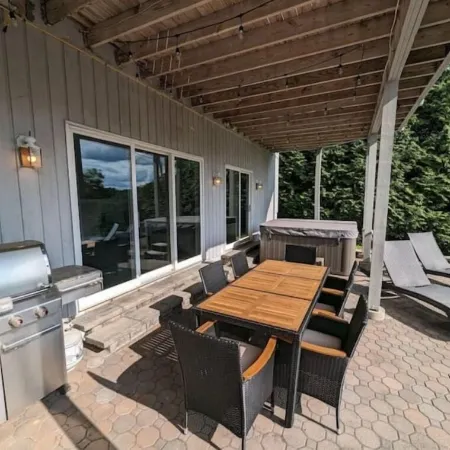 Candlewood Lake - Family Getaway with direct lake access. 3775 sqft home.