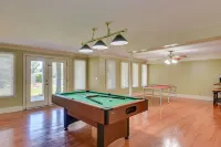 LUXURY LAKESIDE ESCAPE: POOL, KAYAKS, BILLIARD & MORE - MASTERS GOLF RETREAT