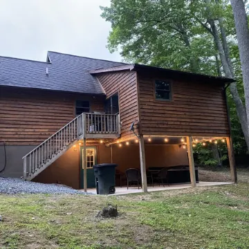 Newly Remodeled, Close to the lake, hot tub, and game room