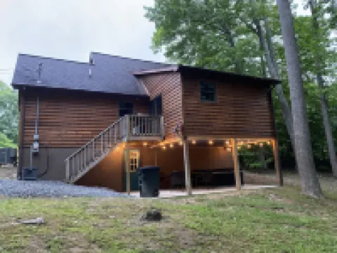 Newly Remodeled, Close to the lake, hot tub, and game room