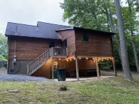 Newly Remodeled, Close to the lake, hot tub, and game room