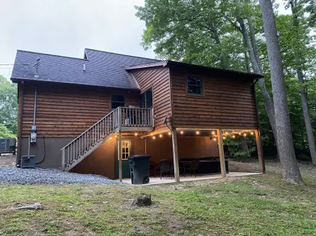 Newly Remodeled, Close to the lake, hot tub, and game room
