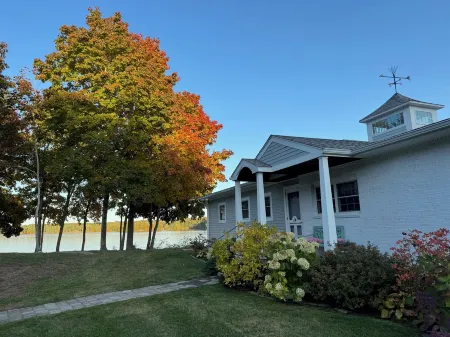 Maine Waterfront Cottage: Nestled on an acre of land, with 500ft of shore front