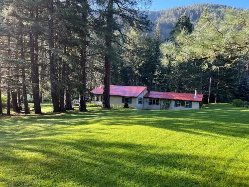 Blackfoot Riverfront Home, Gorgeous River Views on One Acre, 15 min. To Missoula
