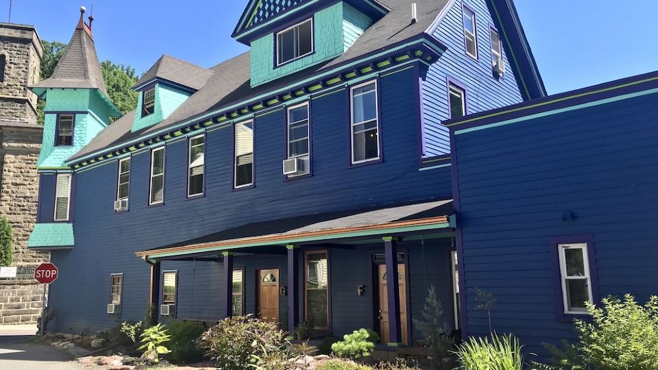 Upscale King Suite with Purple Mattress and reserved off-street parking