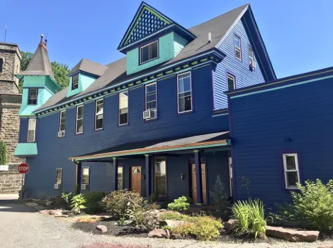 Upscale King Suite with Purple Mattress and reserved off-street parking