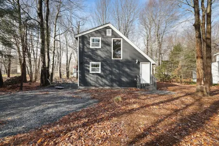 Cute Modern Poconos Cabin! Hot Tub, Fire Pit Отели рядом с достопримечательностью «Community Church»