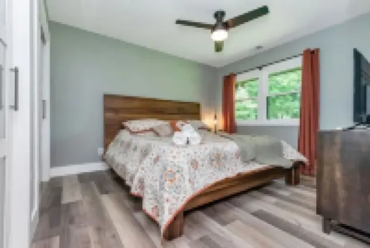 Modern 3 BR house in Belmont 貝爾蒙特酒店