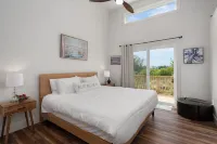 Coastal Chic Tiny House with Hottub, Kayak, Bikes and Sub's Hotels in Kitty Hawk