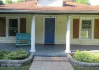 Bungalow Retreat - Pet Friendly - Historic Home in Huntersville