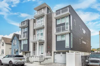 • Spacious Modern Condo • NYC@Fingertips-A- 플라워 힐 묘지 주변 호텔