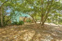 Just 200 Yards From The Beach. Pet friendly. Fenced back yard.