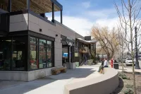 NEW LUXURIOUS RIVERFRONT DOWNTOWN TOWNHOME 4 BED 2.5 BA W/ HOT TUB