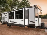 Riverfront RV on Medina River/1 Blk off Main/River Yurt Village & RV Park 班德拉縣酒店