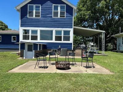 Cozy Family-Friendly Riverfront Home. Perfect Setting for All Celebrations!