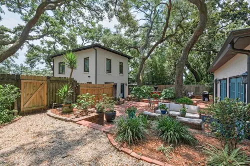 Charming Guest House at Live Oaks on the Bayou 彭薩科拉住宿飯店