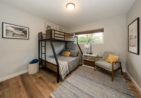 Gorgeous Detached Custom Craftsman Home - Walk to Beach!