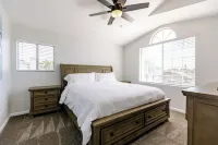 Split-level NW Bakersfield Home with Outdoor Oasis Hotels near River Walk