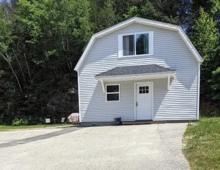 The Outlet House, Comfortable Cottage Отели рядом с достопримечательностью «When Pigs Fly Bakery»