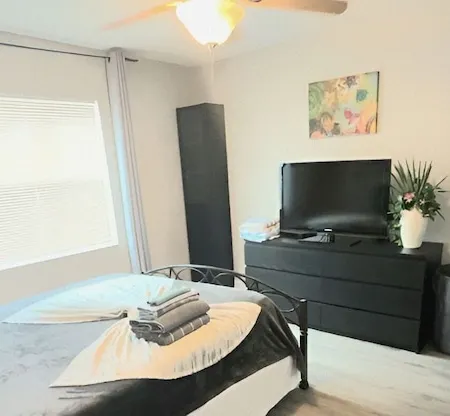 5 Min>Beach Remodeled 2 bed 2 Bath Condo With Pool and Grill and King bed!