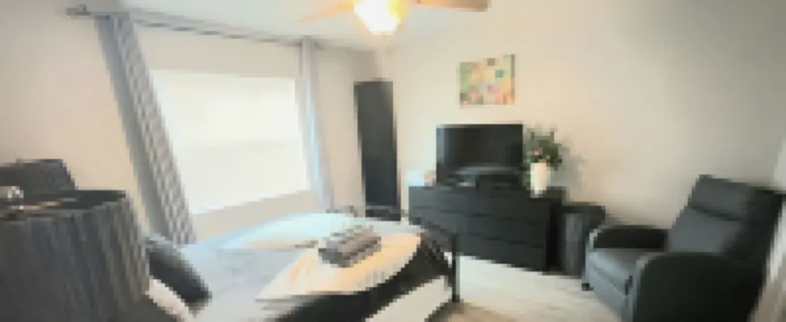 5 Min>Beach Remodeled 2 bed 2 Bath Condo With Pool and Grill and King bed!