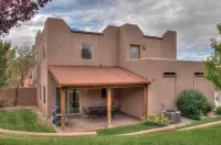 Sg1 Upscale Moab Condo with Hot Tub & Wrap-Around Deck with Views  Sleeps 6-8