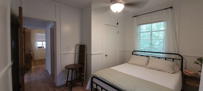 Cozy Cottage in the woods private lake access. Hotels in Ganges Township