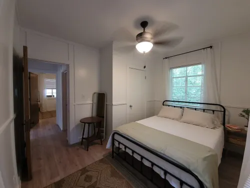 Cozy Cottage in the woods private lake access. Allegan County 호텔