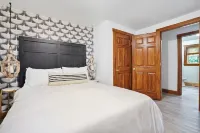 Boho Decor, Quiet, Wooded Lot, Flexible Cancellation Policy