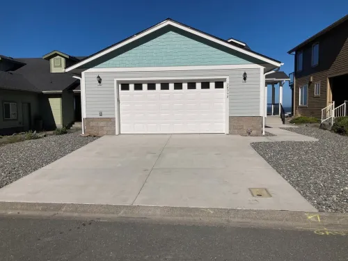 Beachfront, 180 Degree Views. Beach Access. AC, Fireplace. EV Charger, Pet Free. Hotels in Gold Beach