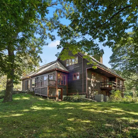 Ipswich Riverfront Lodge / Horse Friendly Barn+Paddocks / Kayak+Canoe/ Sleeps 10
