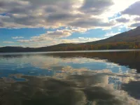 Beautiful Riverfront Townhome w/FireplaceSteps to Historic Downtown Stowe 스토 호텔