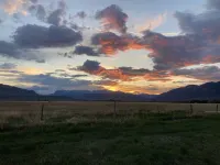 The Rendezvous - Mountain views surrounded by fields - 부티크