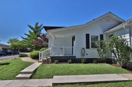 Haven In The Heights.... Steps Away From It All!! Hotels in Peoria Heights