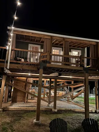 The Red Dog Chalet Couples Retreat w/ Hot Tub