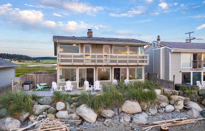 West Beach House - low bank waterfront, with 1 GB WIFI, WFH - NEW hot tub!