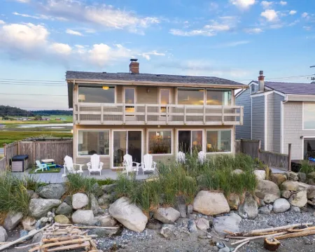 West Beach House - low bank waterfront, with 1 GB WIFI, WFH - NEW hot tub! Hotels in Oak Harbor