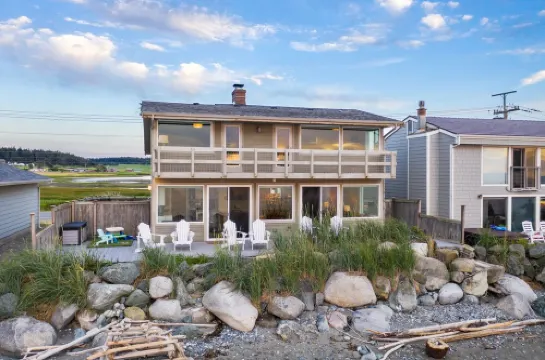West Beach House - low bank waterfront, with 1 GB WIFI, WFH - NEW hot tub!