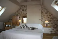 Gîte Quercy, authentic charm, great comfort, mature garden, natural swimming pool