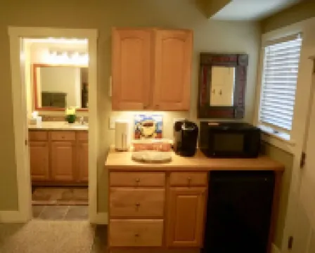 Relax in downtown Brevard. 布里瓦德住宿飯店