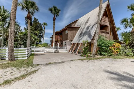 Beautiful  Riverfront Chalet w/ Pool & Boat Dock- Old Florida Fun- Pet Friendly! Отели в г. Грант-Валкария