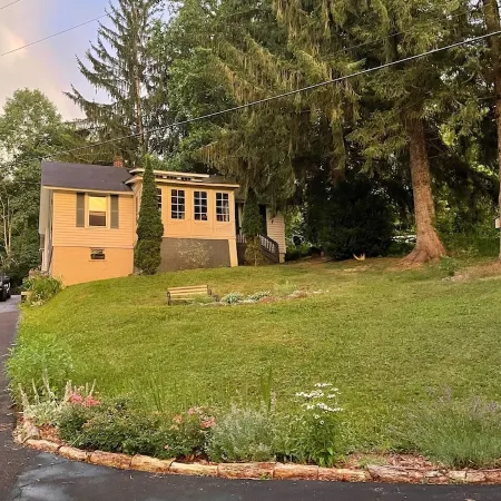 Cozy cottage on the hill in the heart of Warm Springs.