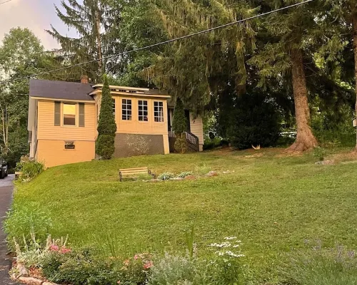 Cozy cottage on the hill in the heart of Warm Springs. バスのホテル