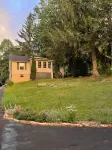 Cozy cottage on the hill in the heart of Warm Springs.