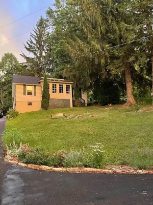 Cozy cottage on the hill in the heart of Warm Springs. Hotels in Bath County