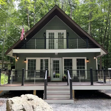 Cozy 3 Bedroom Chalet with Hot Tub