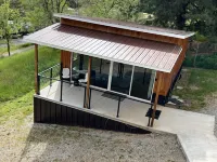 Hilltop riverview bunkhouse - Hytter