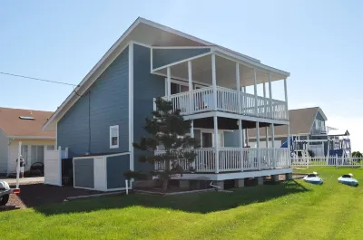Charming Bayfront Cottage! Spectacular Sunsets! Pet Friendly !!  No Cleaning Fee Fenwick Float-ors附近的飯店