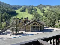 Fully Remodeled Modern Condo Steps from Warm Springs Lift