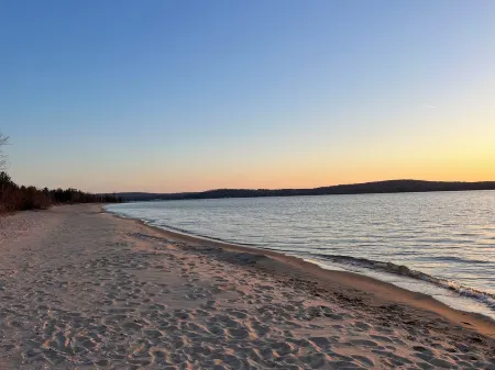 Birch Cottage - Wonderful location. Beach, Hike, & Shop! Pure Michigan getaway.